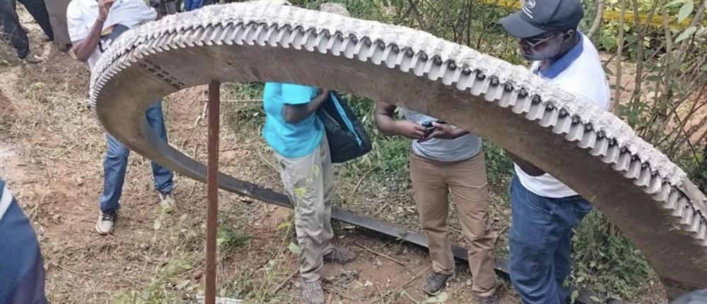 Κένυα: Τεράστιο “διαστημικό αντικείμενο”... προσγειώθηκε σε χωριό (βίντεο)
