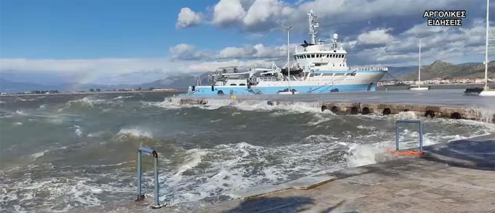 Η θάλασσα βγήκε έξω στο Ναύπλιο - Πλημμύρισαν δρόμοι (βίντεο)