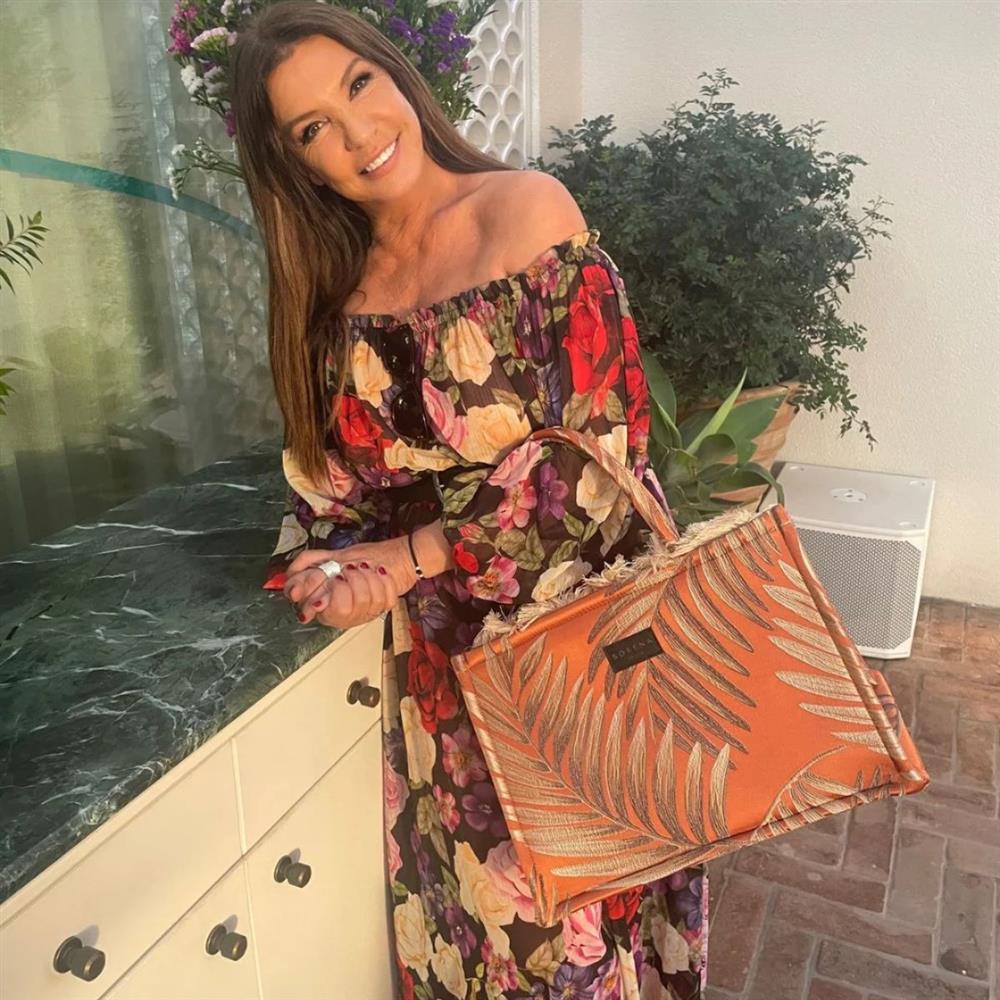 Βάνα Μπάρμπα: Πήρε εξιτήριο από το νοσοκομείο μετά το ελαφρύ εγκεφαλικό - Η φωτογραφία από το σπίτι της με τον Τάκη Ζαχαράτο