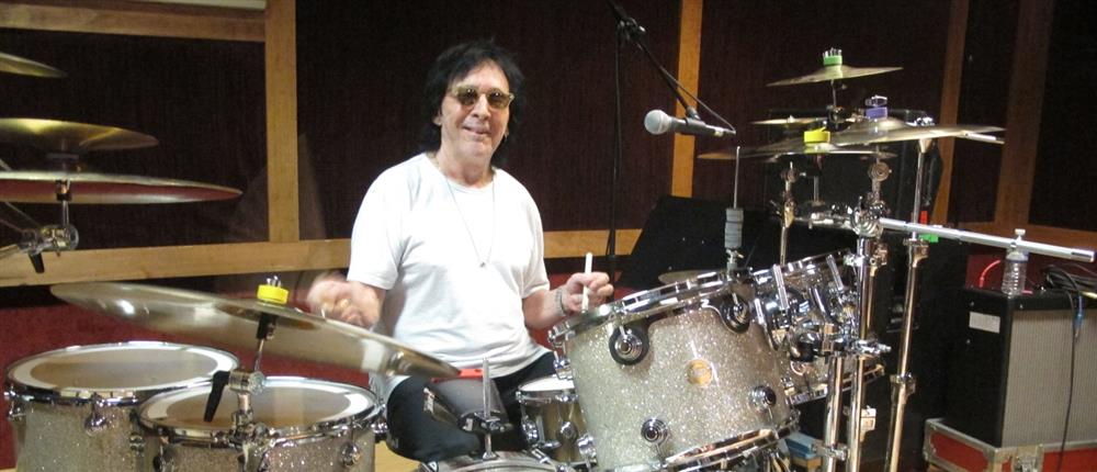 Ο πρώην ντράμερ των KISS, Peter Criss, μιλά για τη μάχη του με τον καρκίνο του μαστού και τη δύναμη της πίστης