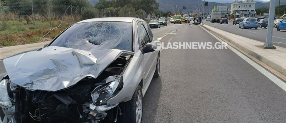 Σοβαρό τροχαίο στα Χανιά: Οδηγός μηχανής έπεσε σε παρμπρίζ αυτοκινήτου (εικόνες)