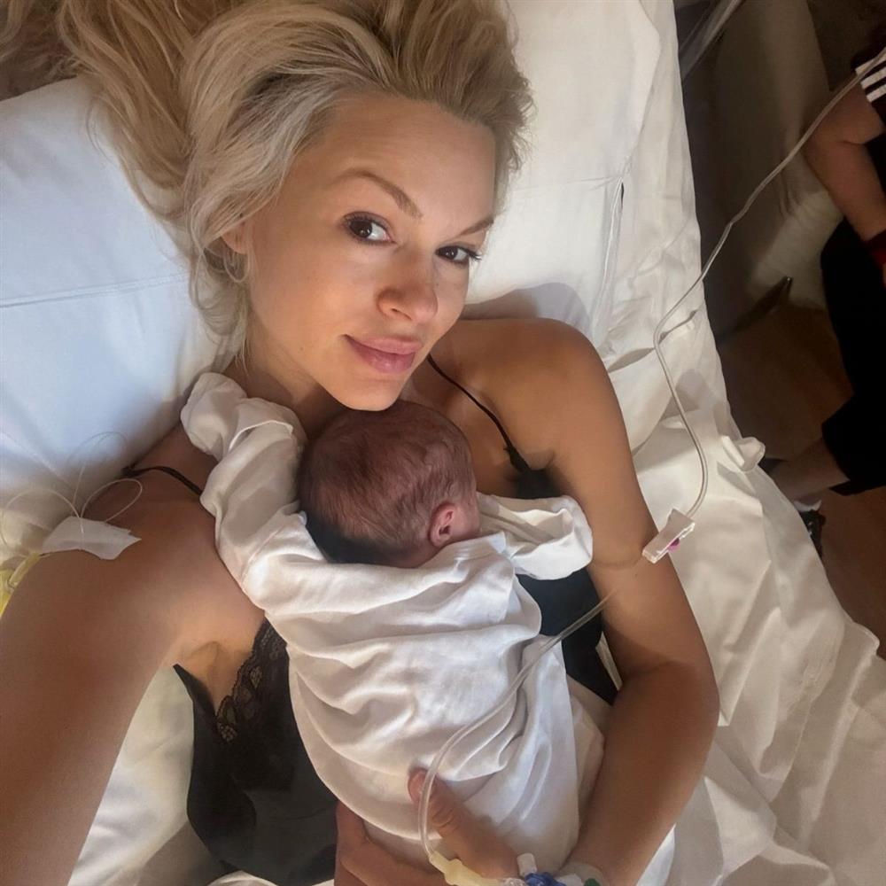 Βίκυ Κάβουρα: Ποζάρει αγκαλιά με τη νεογέννητη κόρη της