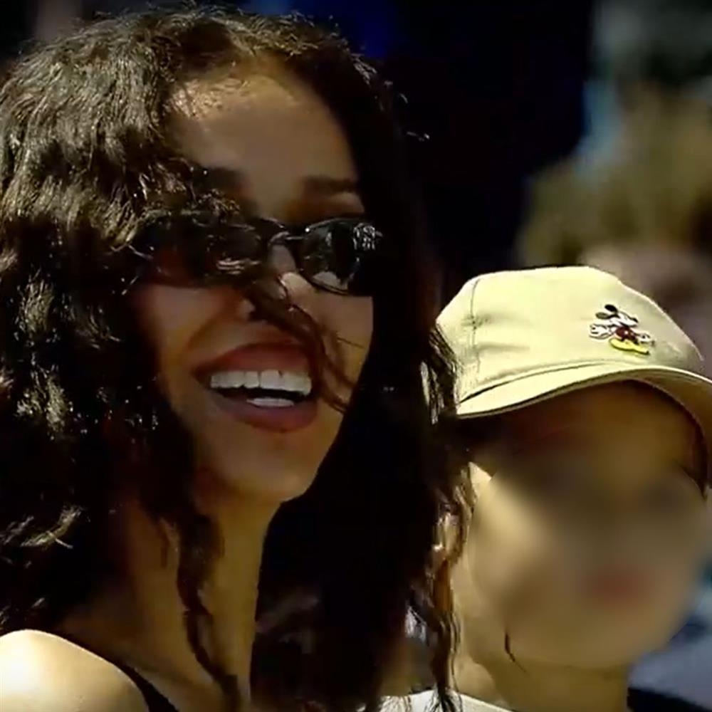 Ελένη Φουρέιρα: Στο γήπεδο με τον γιο της, Ερμή, για τον Αλμπέρτο Μποτία - Οι πανηγυρισμοί στις εξέδρες (Βίντεο)