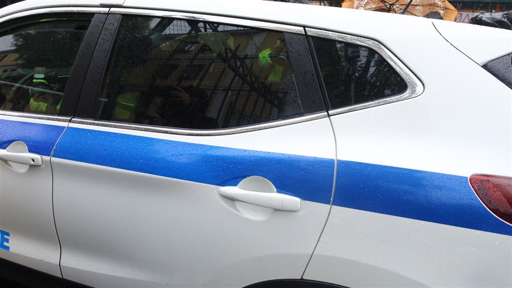 Βασίλης Μπισμπίκης: Η άφιξή του με περιπολικό στα δικαστήρια της Ευελπίδων