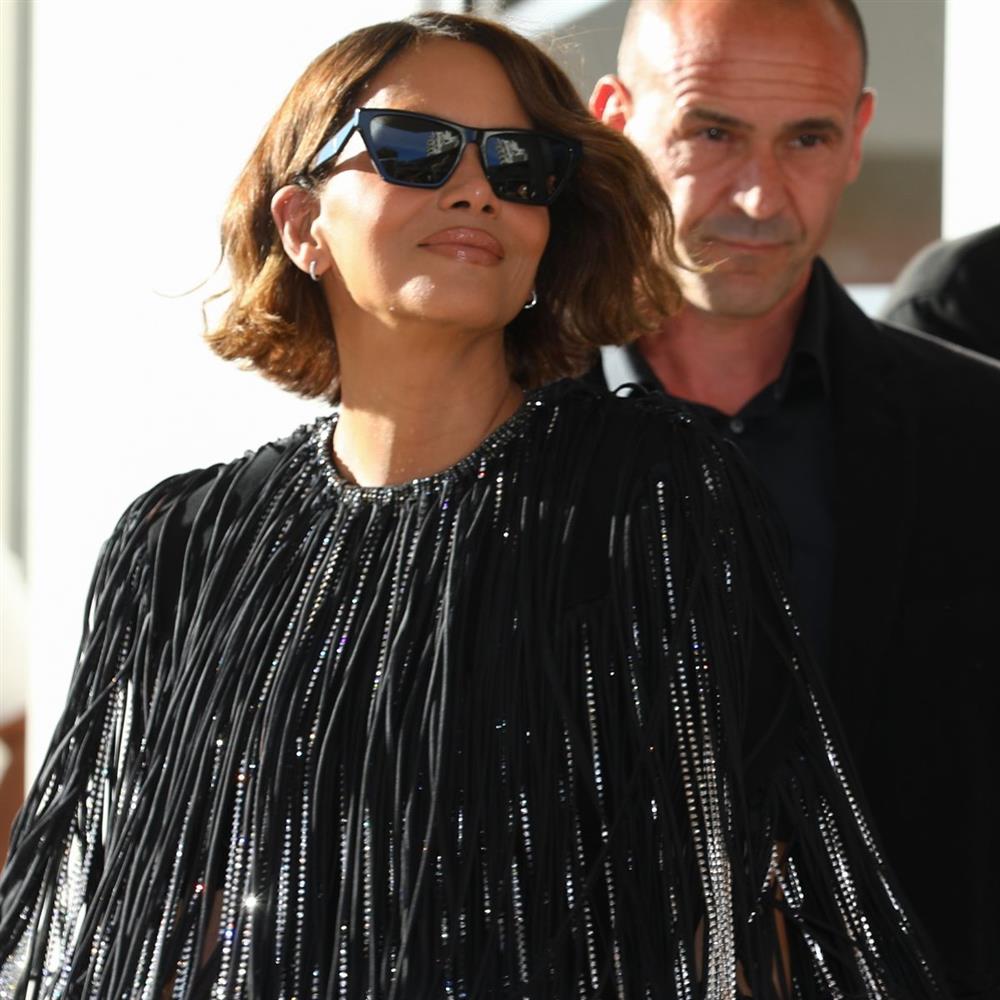 Κάννες 2025: Η εντυπωσιακή εμφάνιση της Χάλι Μπέρι & ο κανόνας που ακολούθησε