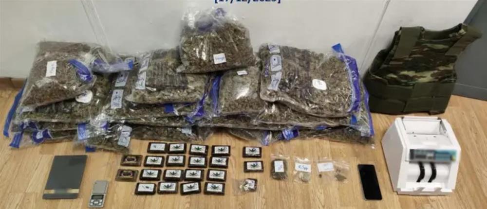 Συνελήφθησαν δύο τράπερ και οι συνεργοί τους για διακίνηση ναρκωτικών στην Αττική (βίντεο)