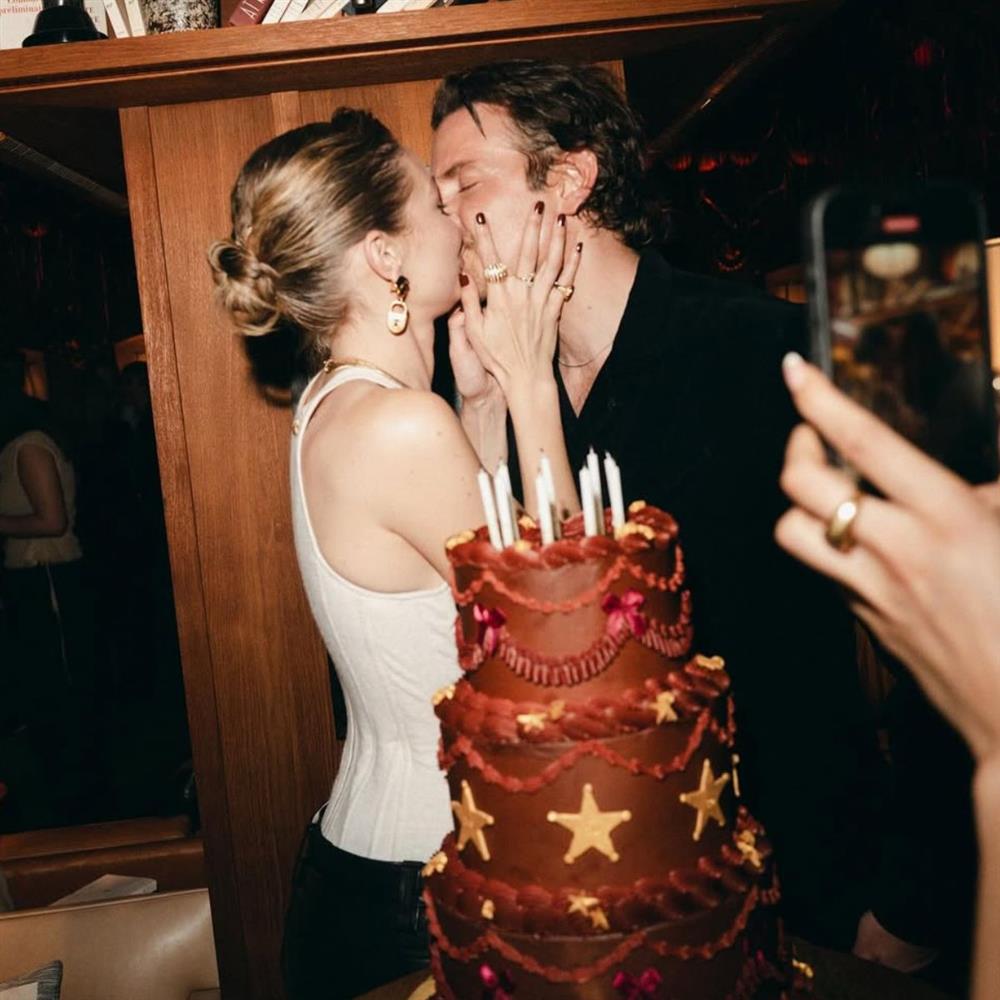 Τζίτζι Χαντίντ: Δημοσίευσε την πρώτη της φωτογραφία με τον Μπράντλεϊ Κούπερ - Το φιλί στα γενέθλιά της