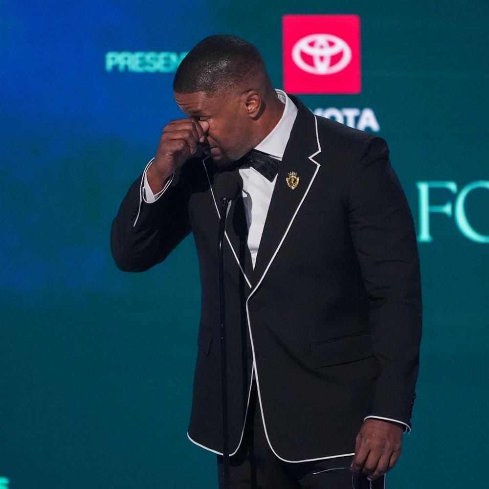 BET Awards 2025: Ξέσπασε σε κλάματα κατά τη βράβευση του ο Τζέιμι Φοξ - Η αναφορά στο εγκεφαλικό που υπέστη