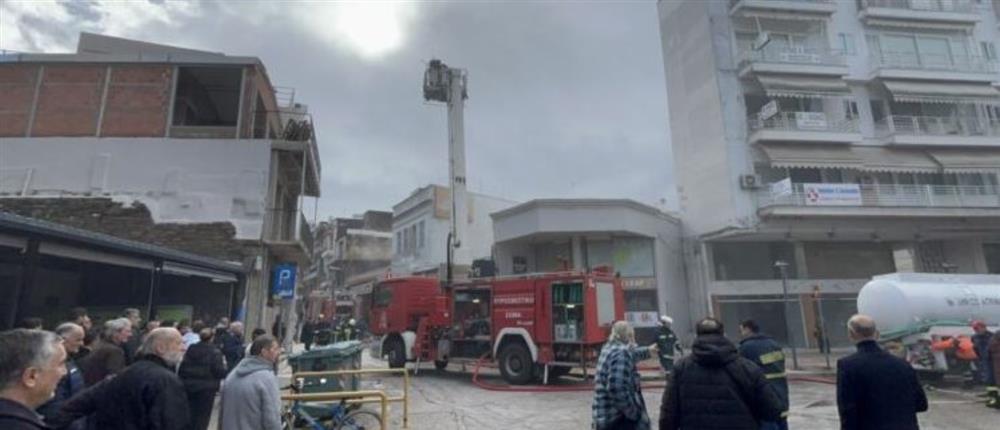 Αγρίνιο: Φωτιά σε κατάστημα στο κέντρο της πόλης - Φόβοι για επέκταση σε γειτονικά κτίρια