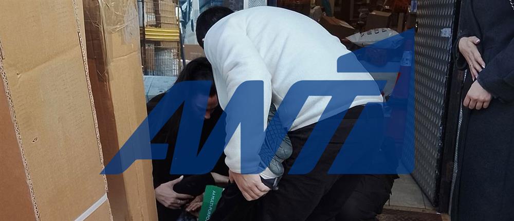 ΕΛΤΑ Βριλησσίων: Βίντεο ντοκουμέντο από την παράσυρση της υπαλλήλου