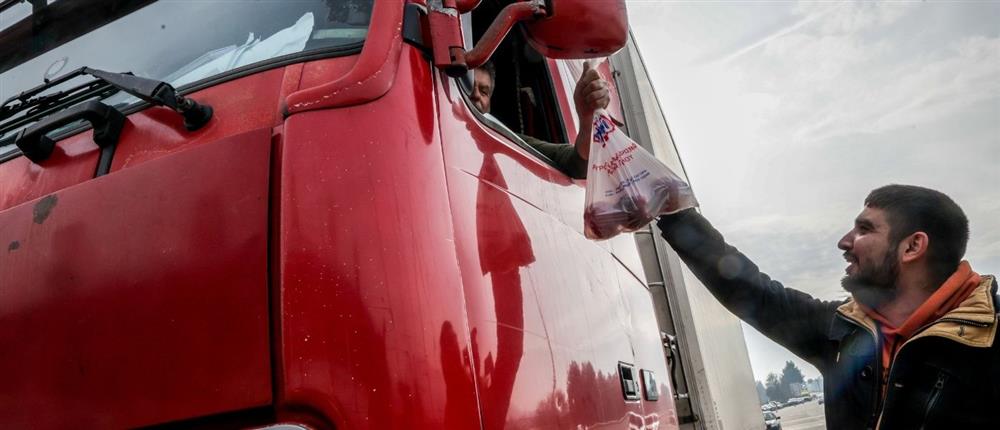 Λάρισα: Αγρότες άνοιξαν τις μπάρες και μοίρασαν μήλα (εικόνες)