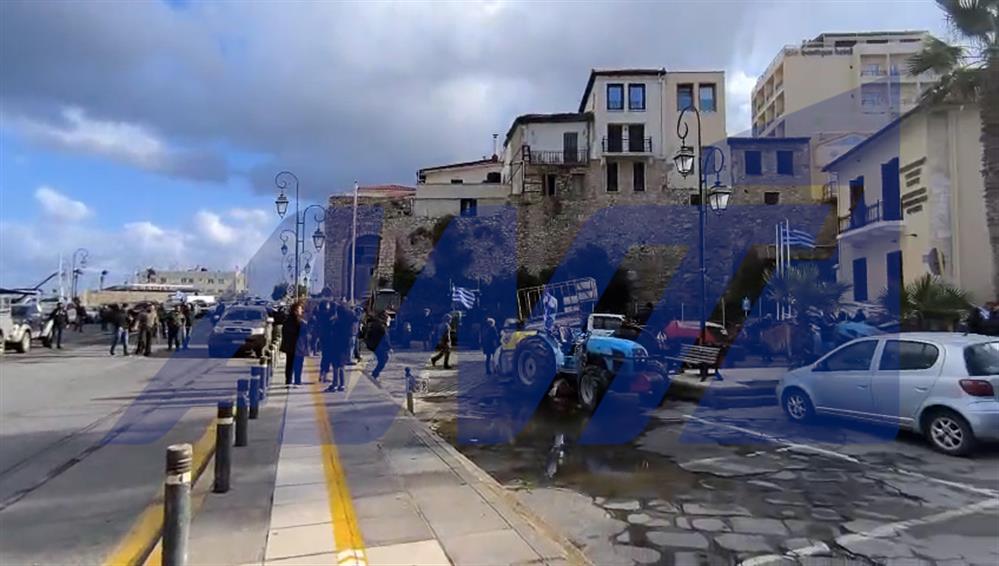 Ηράκλειο: Έξω από το κτίριο της Αποκεντρωμένης Διοίκησης παραμένουν οι αγροτοκτηνοτρόφοι