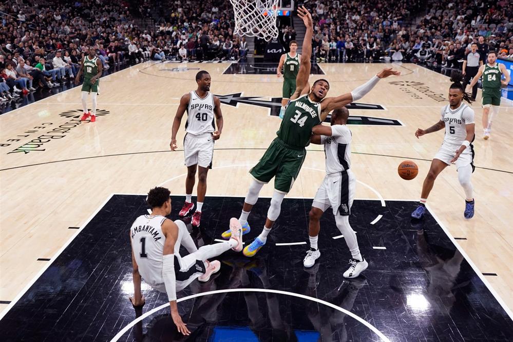 Αντετοκούνμπο - Μπακς - Σπερς