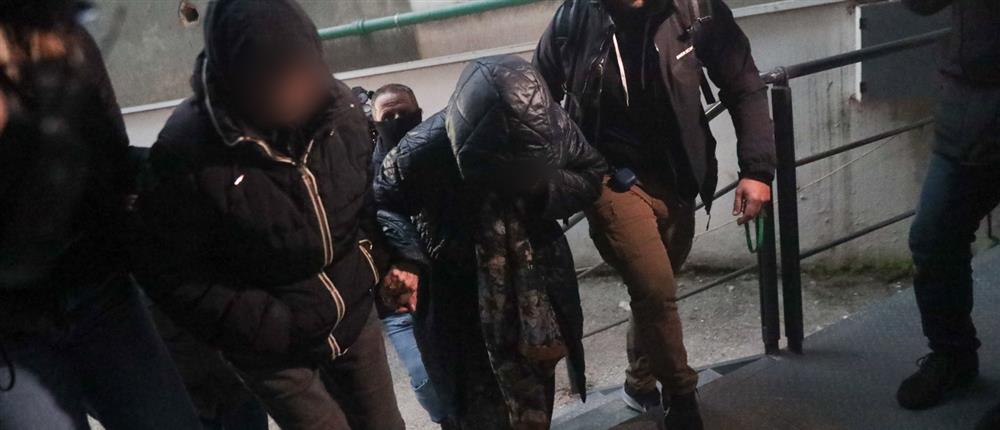 ΟΠΕΚΕΠΕ: Ελεύθερη με περιοριστικούς όρους η μητέρα του φερόμενου ως αρχηγού του κυκλώματος