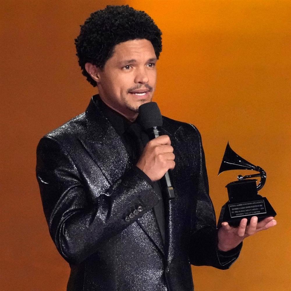 Βραβεία Grammy 2025: Ο Τρέβορ Νόα θα είναι ο παρουσιαστής για πέμπτη φορά
