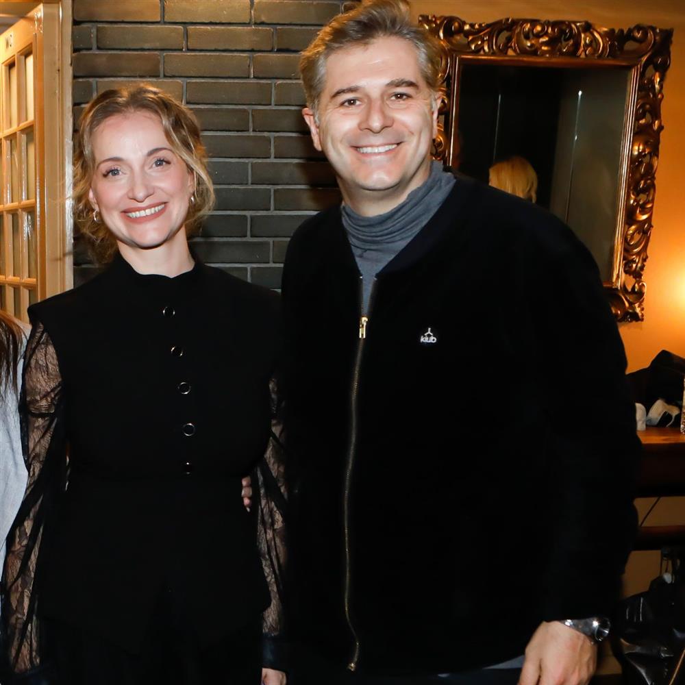 Λένα Δροσάκη: Ο Αλέξανδρος Μπουρδούμης στο πλευρό της στη θεατρική της πρεμιέρα δύο χρόνια μετά τον χωρισμό τους