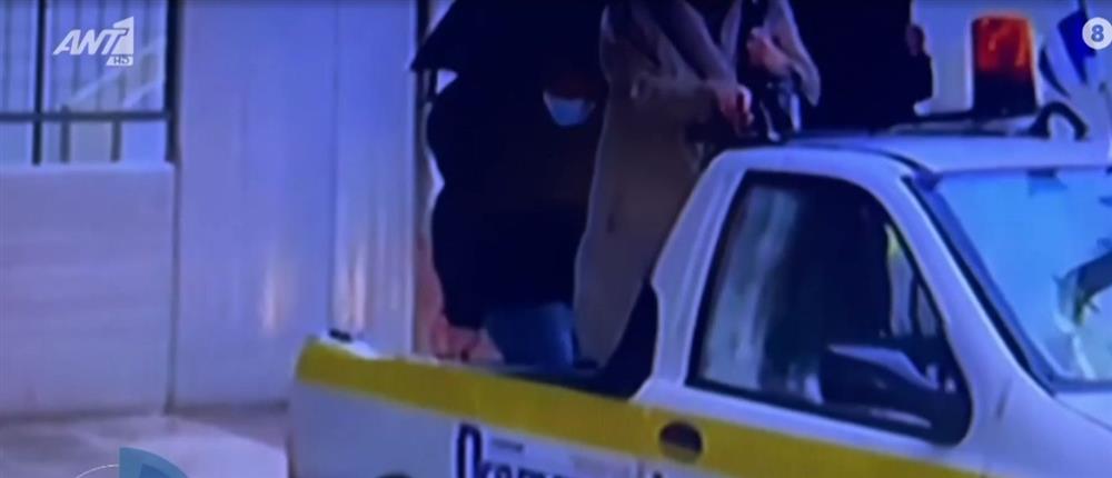 Μοσχάτο: Μεταφέρουν πολίτες με καρότσα από τον ηλεκτρικό, λόγω των πλημμυρισμένων δρόμων