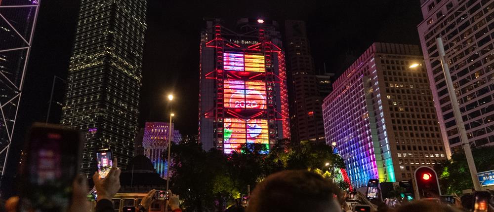 Πρωτοχρονιά στον κόσμο: Η υφήλιος αποχαιρετά το 2025 με πυροτεχνήματα και παγωμένες βουτιές