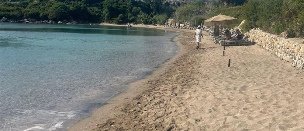 Ρόδος: Ξαπλώστρες και ομπρέλες απομακρύνθηκαν από την θάλασσα (εικόνες)