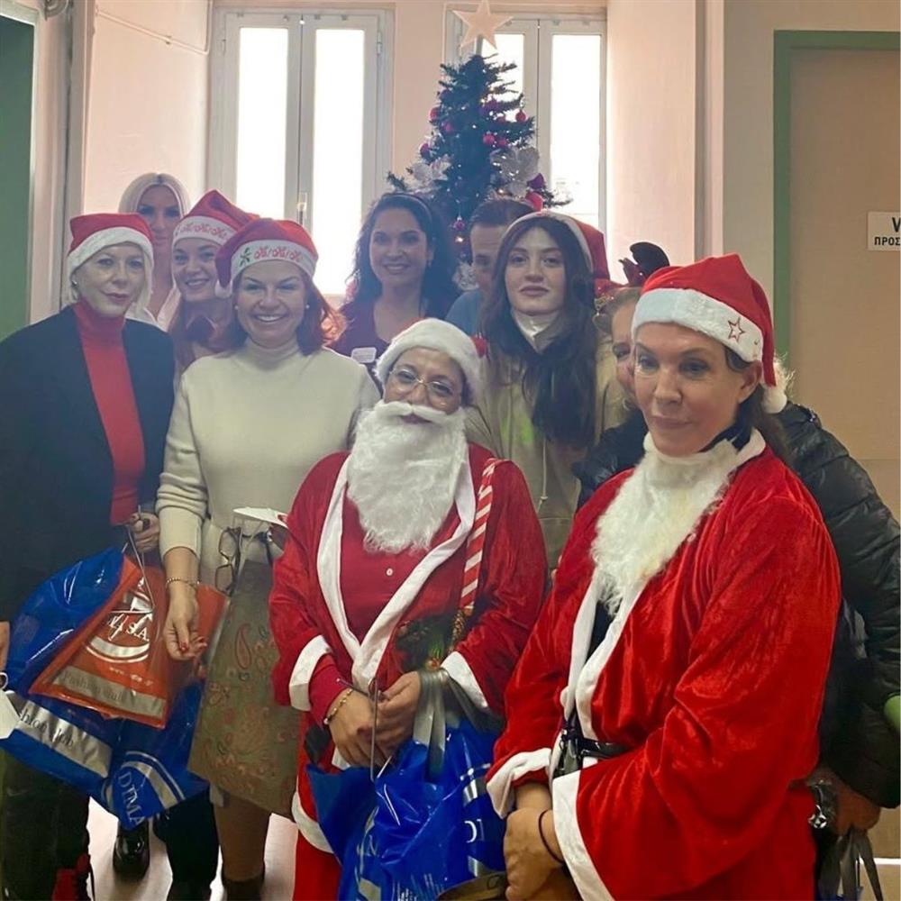 Βάνα Μπάρμπα: Ντύθηκε Άγιος Βασίλης και μοίρασε δώρα σε ασθενείς μαζί με την κόρη της