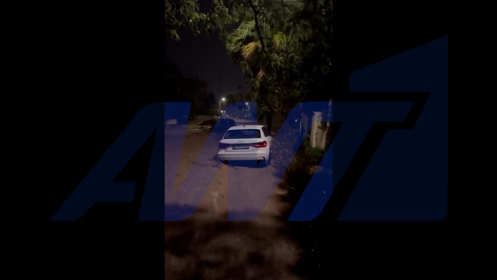 Βούλα: Τα νερά παρασύρουν αυτοκίνητο που πέφτει σε δέντρο