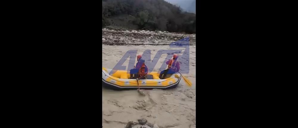 Τζουμέρκα: Άνδρες της ΕΜΑΚ μεταφέρουν τρόφιμα με διασωστική λέμβο σε αποκλεισμένο χωριό (βίντεο)