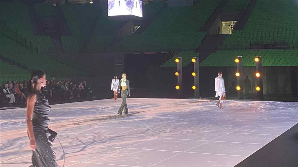 Paris Valtadoros: Το εντυπωσιακό show του σχεδιαστή στο Telekom Center Athens - Οι λαμπερές εμφανίσεις