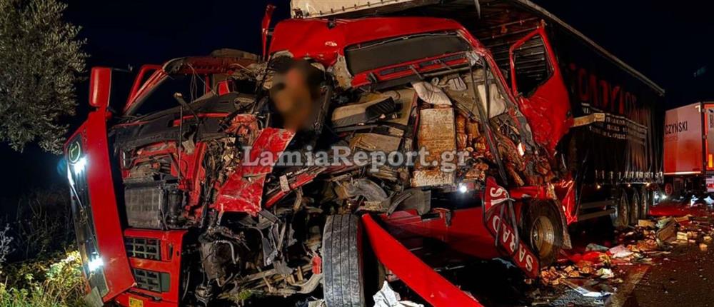 Αμφίκλεια: Σοβαρό τροχαίο με δύο νταλίκες και ένα ΙΧ (βίντεο)