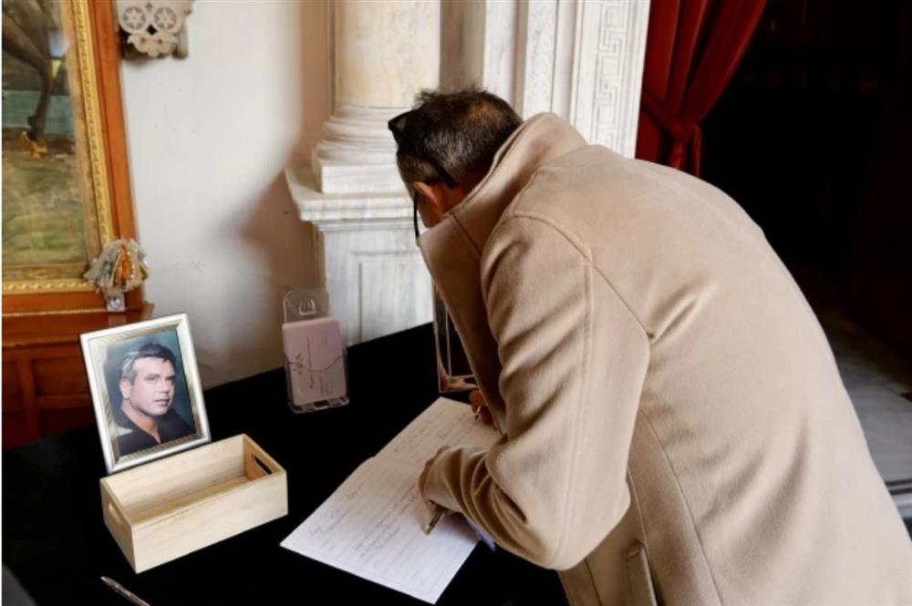 Μανώλης - Λιδάκης - κηδεία - τραγουδιστής