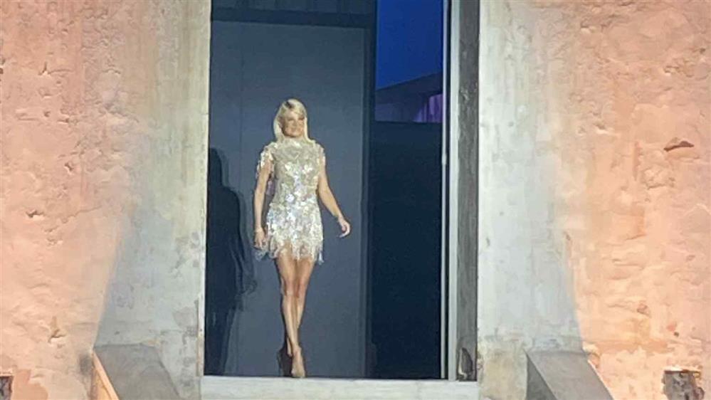 Φαίη Σκορδά: Η εντυπωσιακή εμφάνισή της στην πασαρέλα της "Athens Fashion Week"