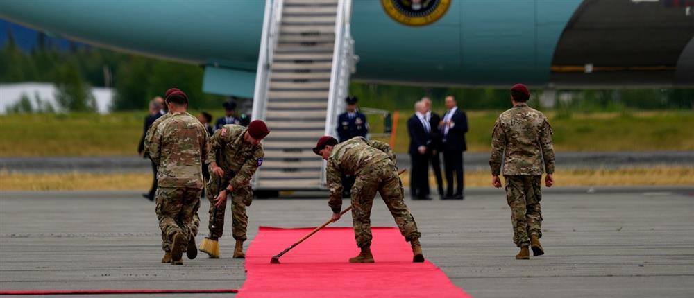 Τραμπ - Αλάσκα - Κόκκινο - Χαλί Τραμπ - Αλάσκα - Κόκκινο - Χαλί