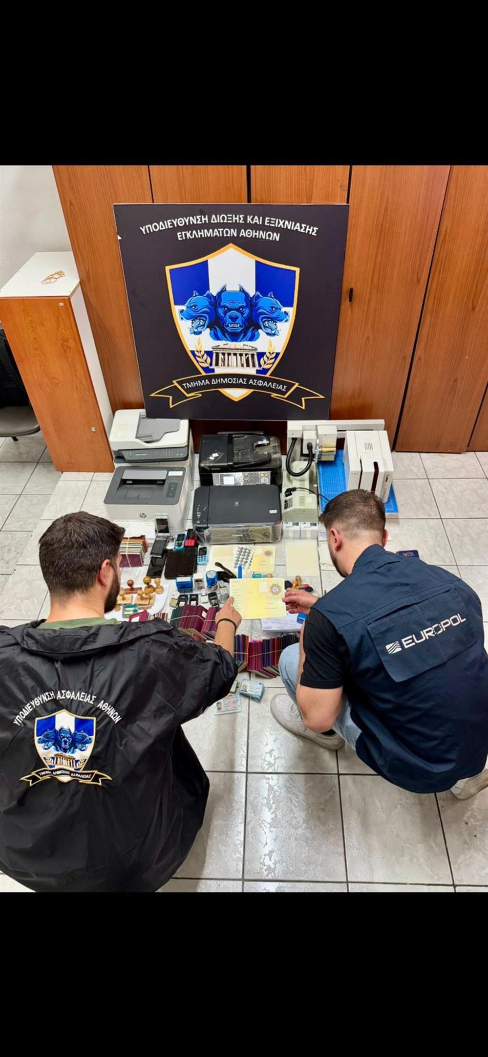 Κύκλωμα - Πλαστογραφία - Διακίνηση μεταναστών - ΕΛΑΣ