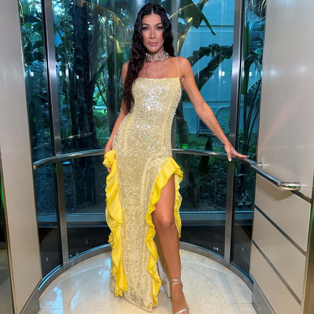 Ήβη Αδάμου: Ποζάρει με το αγγελάκι της Victoria's Secret Rosie Huntington-Whiteley που τα .. έσπασε κυριολετικά στο live της