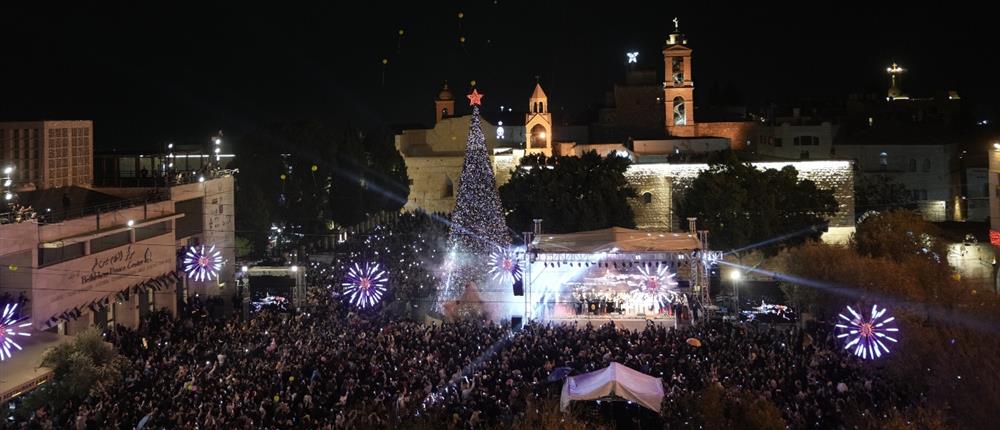 Βηθλεέμ: Μετά από δύο δύσκολα χρόνια πολέμου άναψε ξανά το Χριστουγεννιάτικο δέντρο