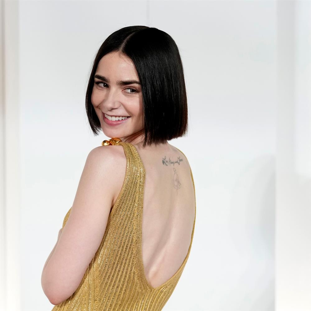 Λίλι Κόλινς: Το σχόλιό της στον Τζίμι Φάλον για τον Κυριάκο Μητσοτάκη που είχε δηλώσει ότι παρακολουθεί το "Emily in Paris" 