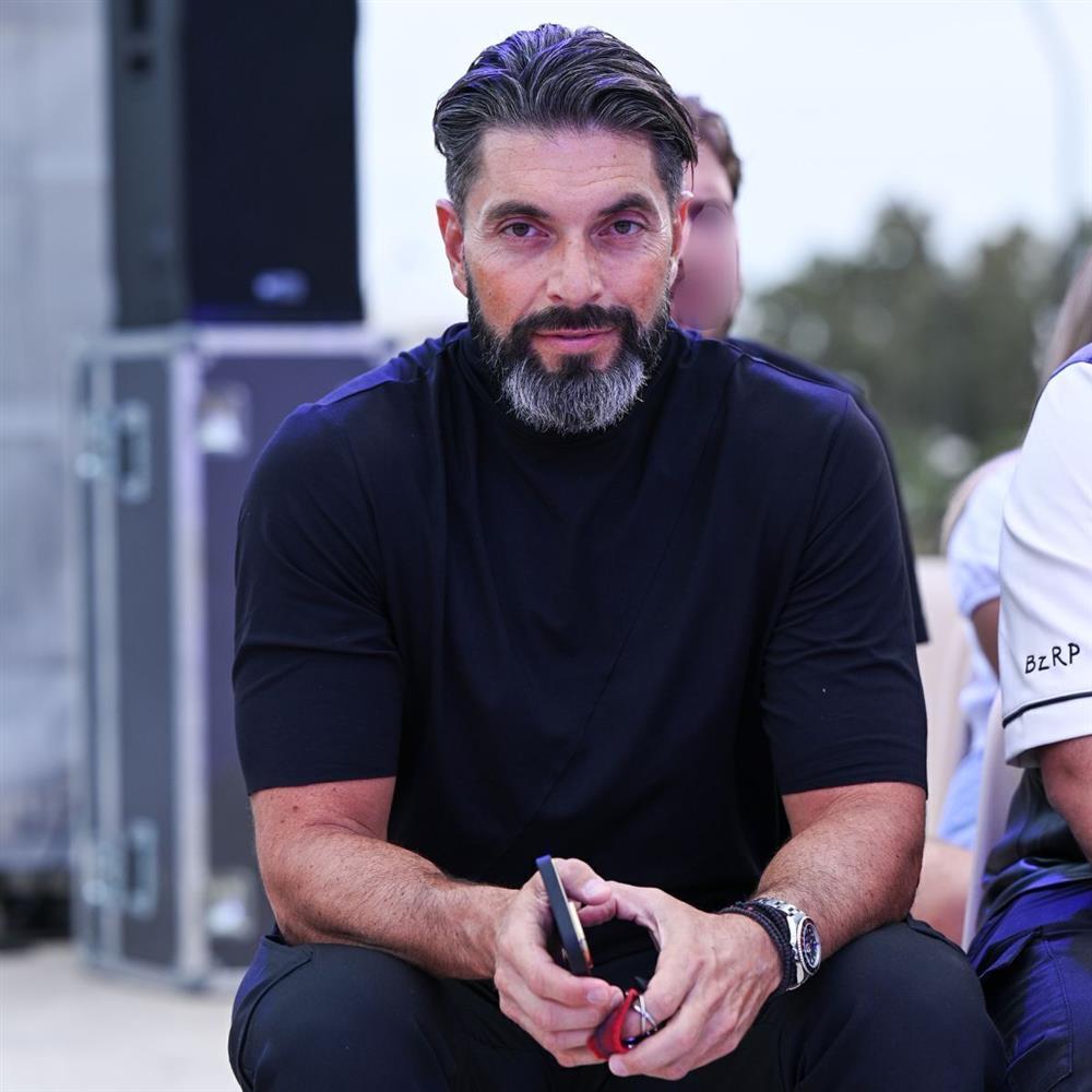 Σπύρος Μαρτίκας: Οι φωτογραφίες AI που δημοσίευσε με τον Παντελή Παντελίδη και η απάντηση στα αρνητικά σχόλια - "Που είδατε ασέβεια;"