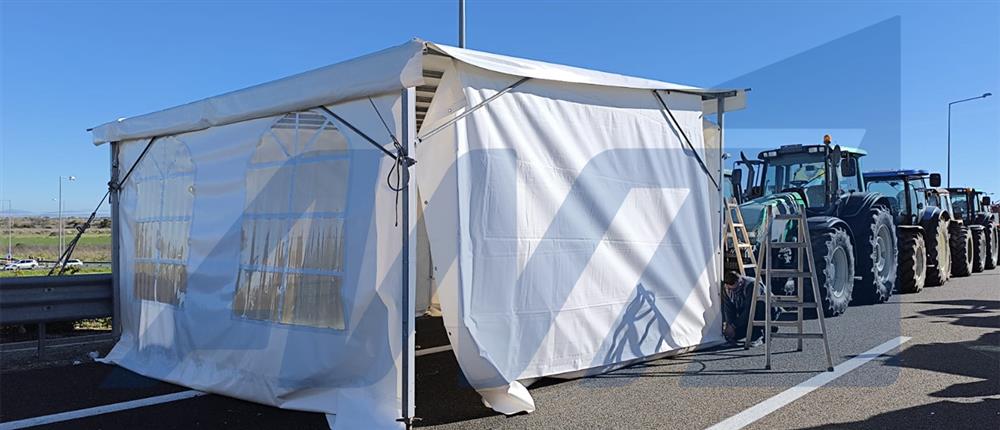 Μπλόκο Καρδίτσα: Έστησαν σκηνές οι αγρότες - Περισσότερα από 1.500 τρακτέρ στον Ε65 (εικόνες)