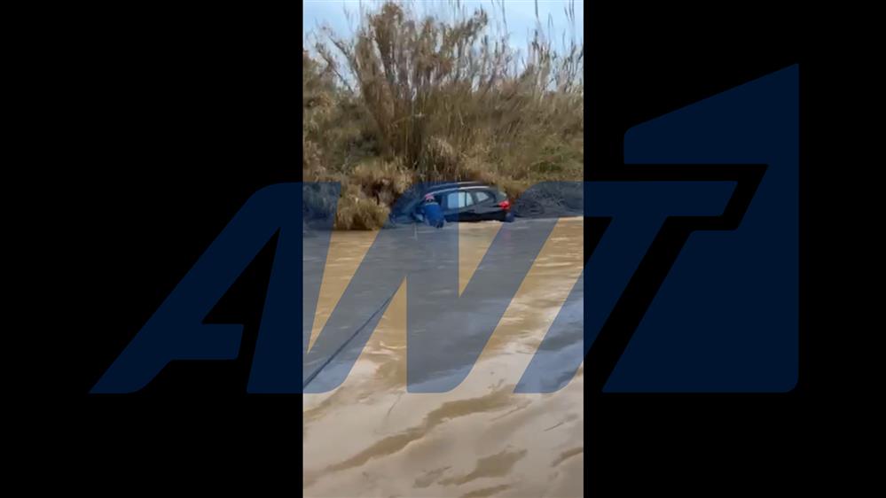 Πικέρμι: Απεγκλωβισμός του οχήματος που παρασύρθηκε