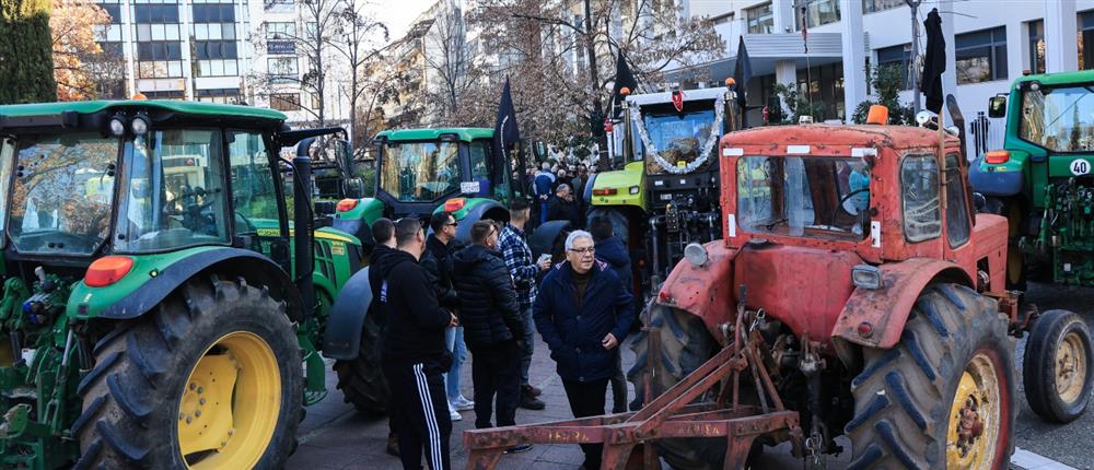 Λάρισα: Σε εξέλιξη η συγκέντρωση αγροτών στην Κεντρική Πλατεία της πόλης για τη δίκη δύο συναδέλφων τους