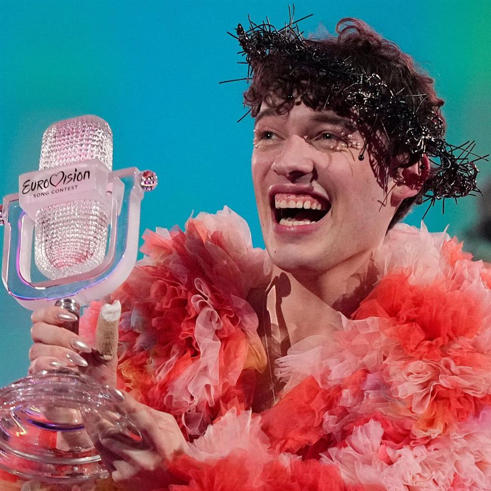 Nemo: Επιστρέφει το τρόπαιο της Eurovision σε ένδειξη διαμαρτυρίας για τη συμμετοχή του Ισραήλ στον διαγωνισμό