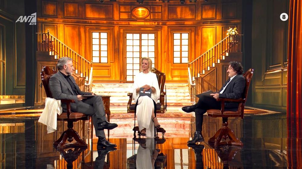 Ο «σύζυγός» όπως αποκαλεί ο ένας τον άλλον χαριτολογώντας του και στενός του φίλος, Βασίλης Χαραλαμπόπουλος, κάνει μια απρόσμενη εμφάνιση και τον προκαλεί σε ένα χιουμοριστικό παιχνίδι