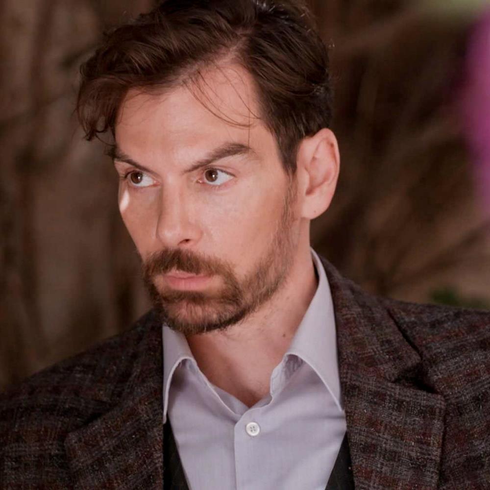 Grand Hotel: Ο Πέτρος φεύγει κρυφά για να πάει να βρει την Αλίκη