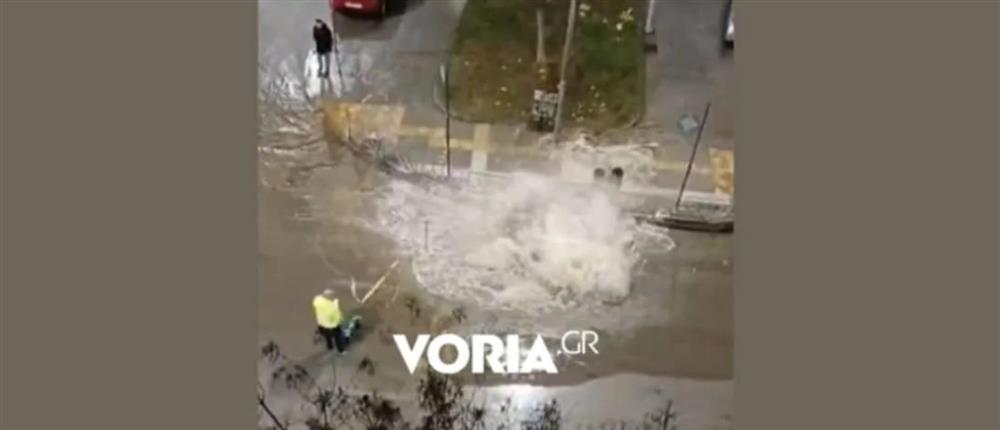 Θεσσαλονίκη: Έσκασε αγωγός νερού και τραυμάτισε τέσσερις εργάτες της ΕΥΑΘ (βίντεο)
