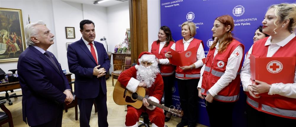 Χριστουγεννιάτικα κάλαντα από εθελοντές του Ελληνικού Ερυθρού Σταυρού στον Υπουργό Υγείας Άδωνι Γεωργιάδη