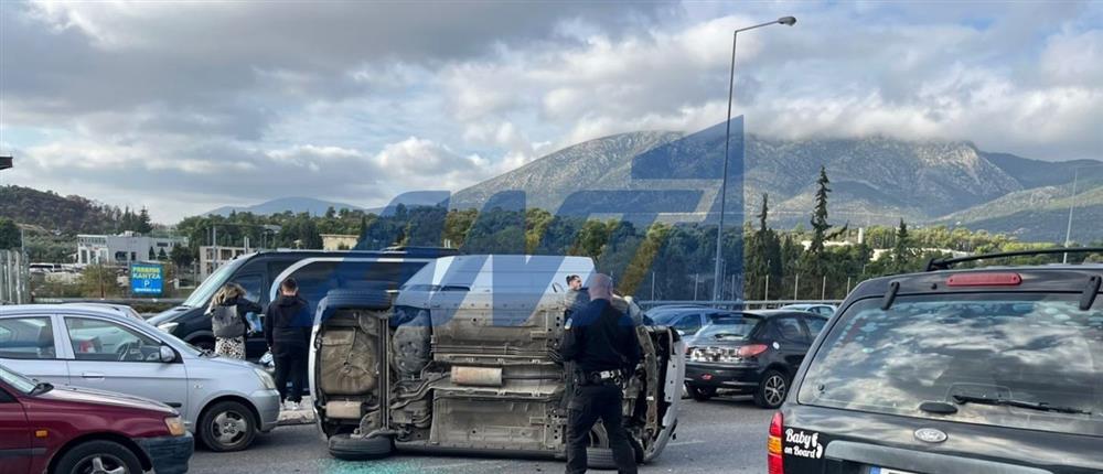 Τροχαίο έξω από τον Προαστιακό Παιανίας - Κάντζας: Αυτοκίνητο ανετράπη, μετά από σύγκρουση με σταθμευμένο όχημα