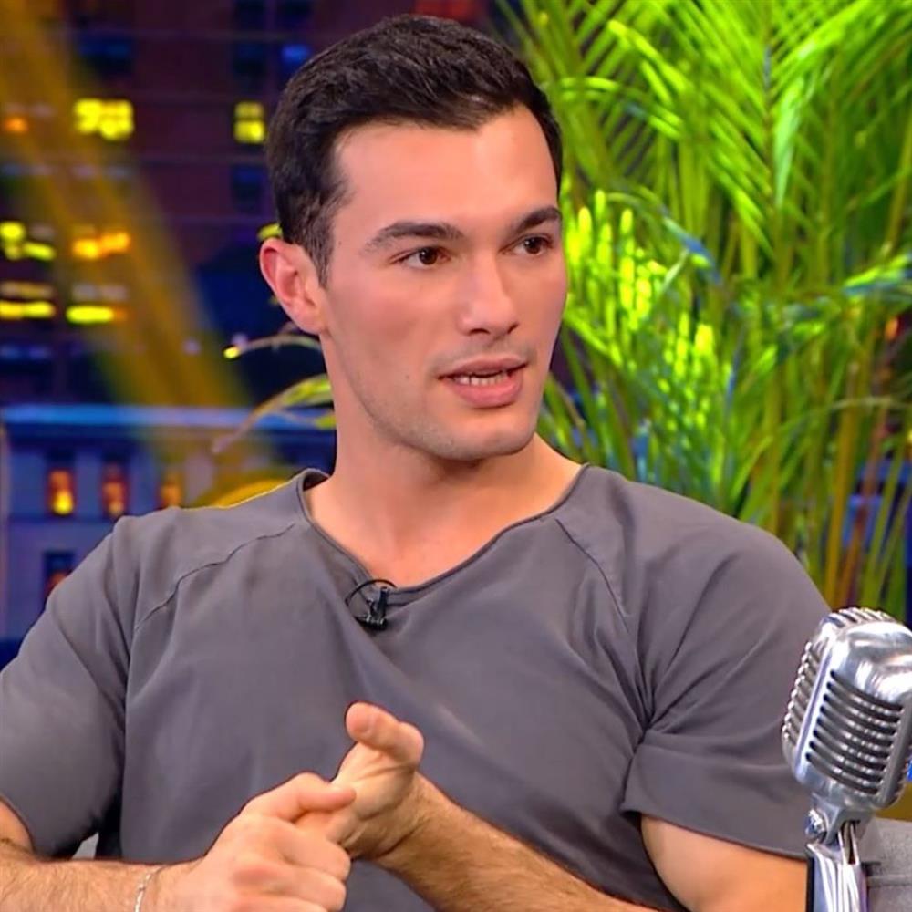 Νίκος Κοσώνας: "Δεν λέω ότι είμαι γιος της Δάφνης Μπόκοτα" - Τι είπε για τη συμμετοχή του στη "Γη της Ελιάς"
