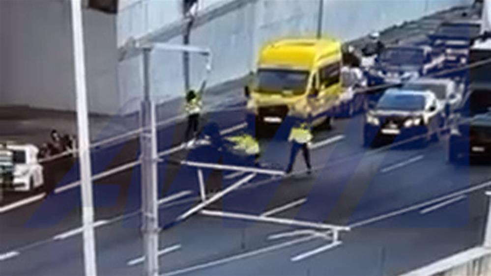 Αναβάτης παρασέρνει τροχονόμο στην Αττική Οδό