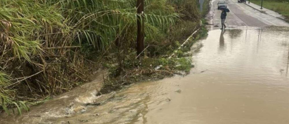 Αγρίνιο: Προβλήματα από την σφοδρή βρόχοπτωση - Ποτάμια λάσπης οι δρόμοι