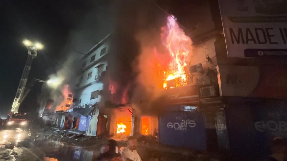 Φονική πυρκαγιά σε εμπορικό κέντρο στο Πακιστάν