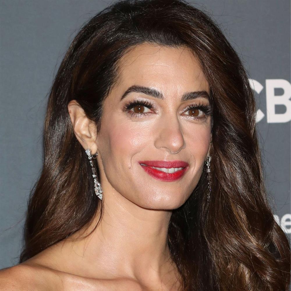 Hot trend alert: Η Αμάλ Κλούνεϊ με νέο hair look δια χειρός Δημήτρη Γιαννέτου που "σαρώνει" στις τάσεις για το καλοκαίρι 2026